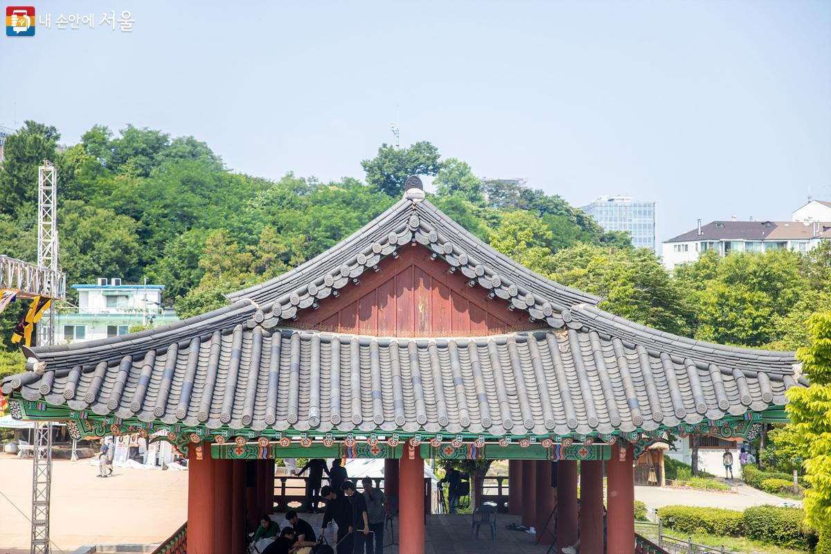 전통공예관에서 내려다보이는 '천우각'의 건축미가 웅장하고 멋스럽게 느껴진다. ©임중빈