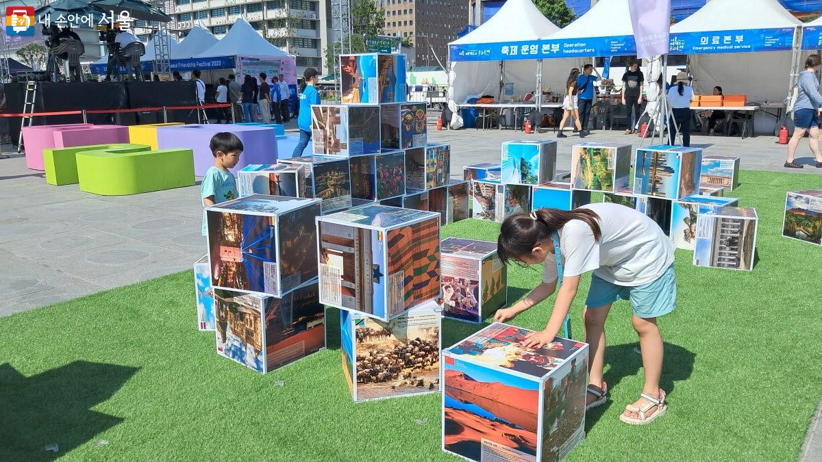 큐브 모양으로 전시 중인 ‘세계라이프사진전’ 작품 속에서 어린이들이 놀고 있다. ⓒ이선미  