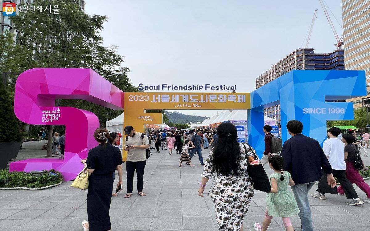더운 날씨에도 많은 국내외 방문객들이 광화문광장을 찾아 서울 세계도시 문화축제를 즐겼다. ⓒ박지영