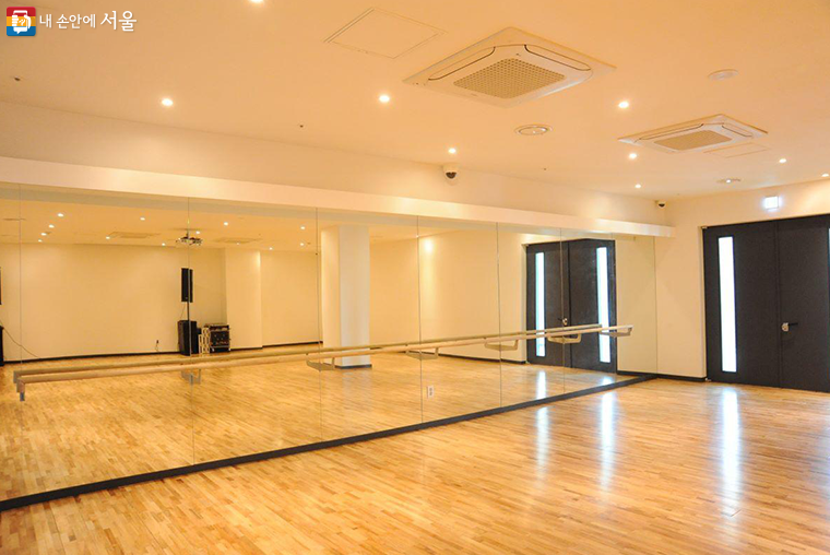 4층의 댄스·무용·뮤지컬·합창 등의 퍼포먼스 장르 연습 공간인 ‘리허설 스튜디오’ ©조수봉
