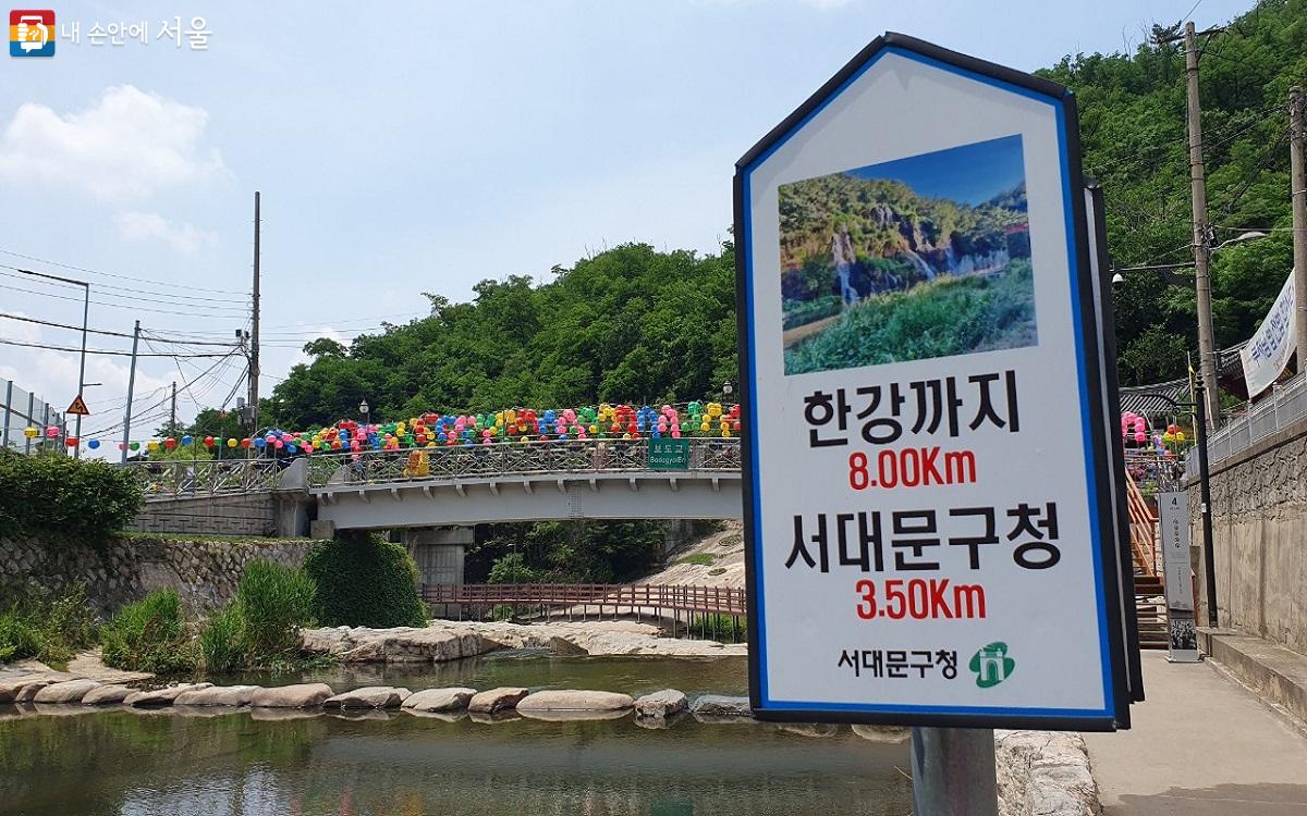 홍제천 폭포에서 홍제천 상류 홍지문까지 산책로를 즐기기 좋다. ©엄윤주