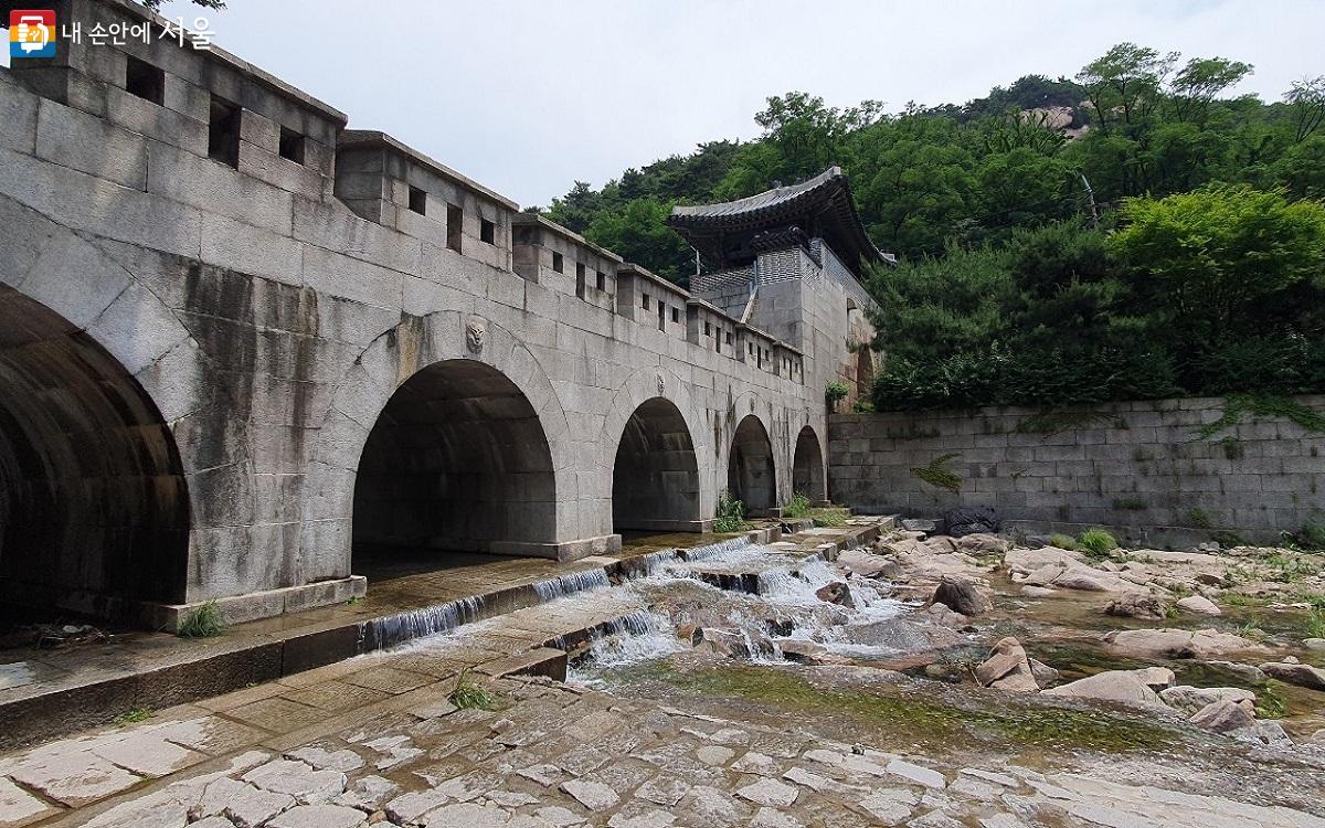 홍제천 상류 홍지문 오간수대문으로 시원한 물줄기가 흐르고 있다. ©엄윤주