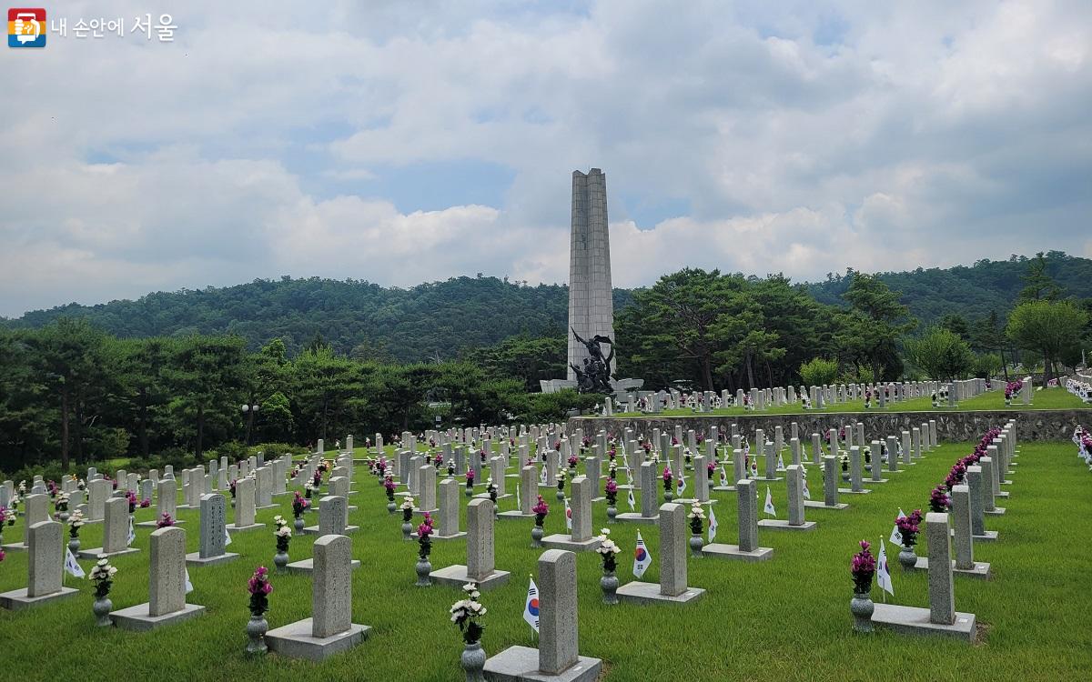 국립서울현충원의 수많은 묘역들을 보니 가슴이 뭉클해지고 숙연해진다. ⓒ권연주