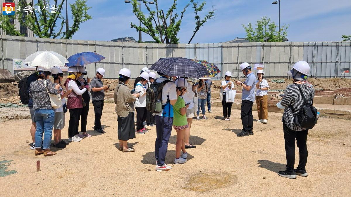 참가자들이 단톡방에 공유된 자료를 보며 작가의 설명을 듣고 있다. ⓒ이선미 