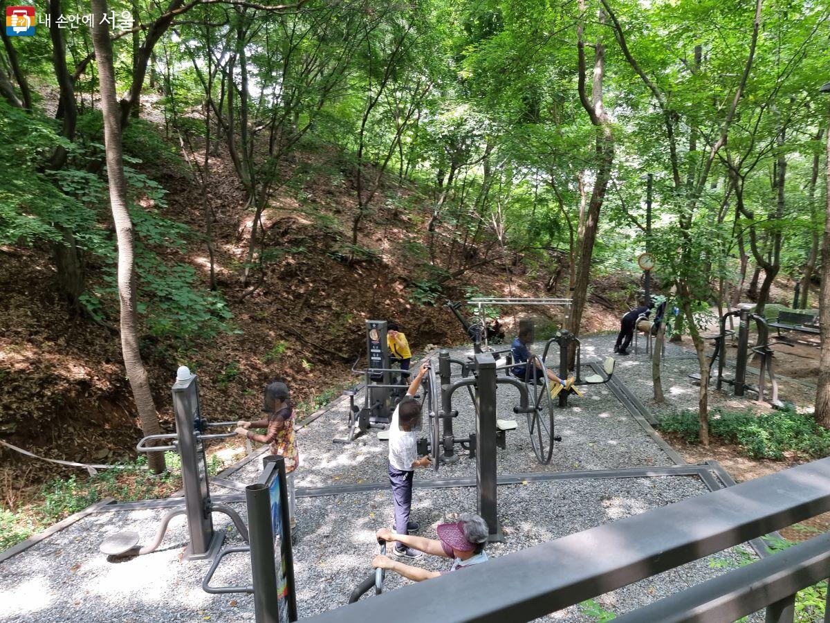 운동기구가 설치되어 있어 산 속에서 상쾌하게 운동을 즐길 수 있다. ⓒ김지원