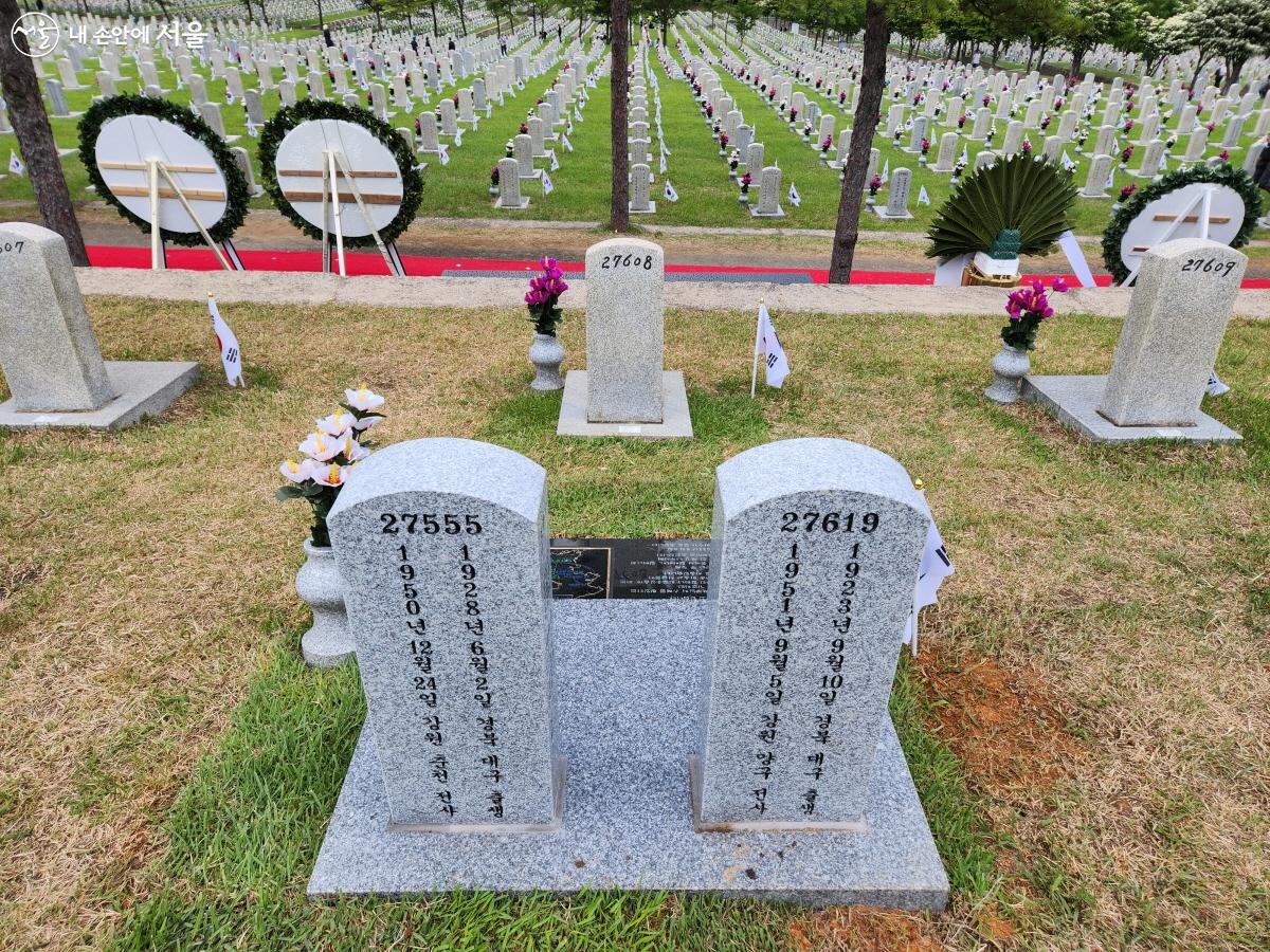 '호국형제의 묘' 뒷면에는 두 형제의 출생과 전사일자가 새겨져 있다. ©조시승