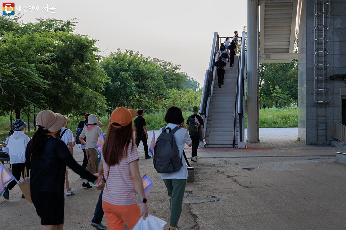 한강술래길 워킹투어 참여자들이 동작대교로 향하는 계단을 오르고 있다. ⓒ유서경