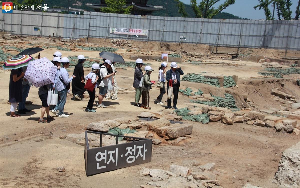 연지와 정자터는 참가자들의 가장 큰 관심을 받은 유구로 정본당 동쪽에 위치하고 있다. ©엄윤주