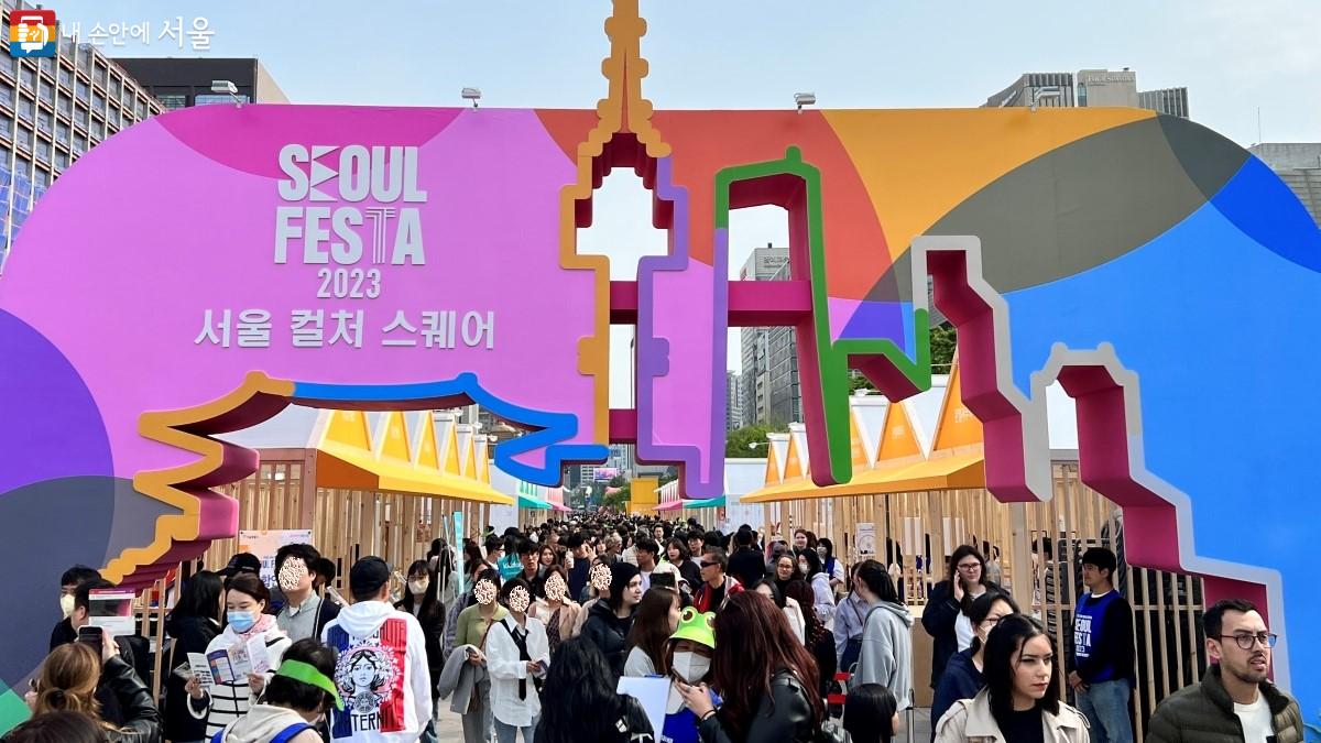 서울 곳곳에서 관광객을 다시 만나니,  곧 해외 관광객 삼천만 시대가 도래할 듯하다. ⓒ이준엽