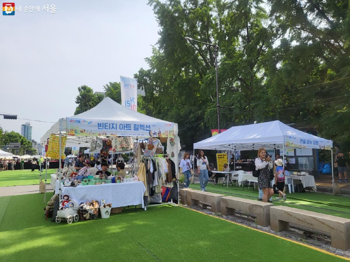 '아트 공방 플리마켓'에서 핸드페인팅, 가죽공예 등을 체험해 볼 수 있었다. ©염지연