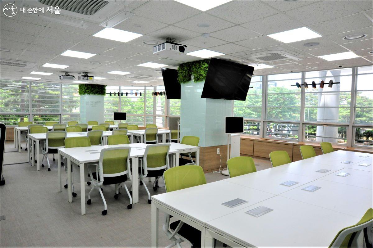 넓고 밝은 2층의 ‘클래스2’, 책상에는 각종 전자기기 사용을 위한 전원 공급 장치가 마련돼 있다 ⓒ조수봉