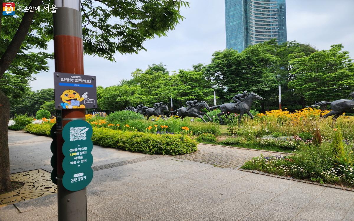 서울숲에 들어서면 만날 수 있는 군마상 ©노유진