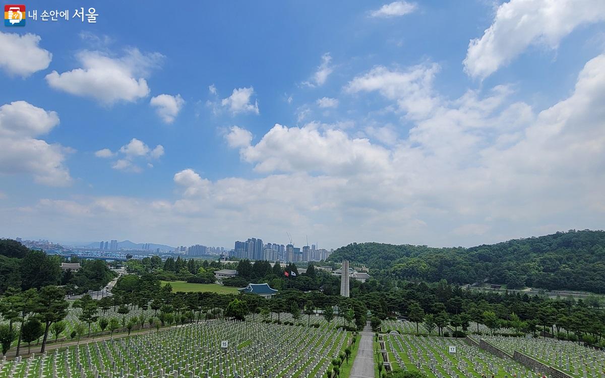 국립현충원과 한강, 동작대교가 한눈에 내려보인다. ⓒ권연주