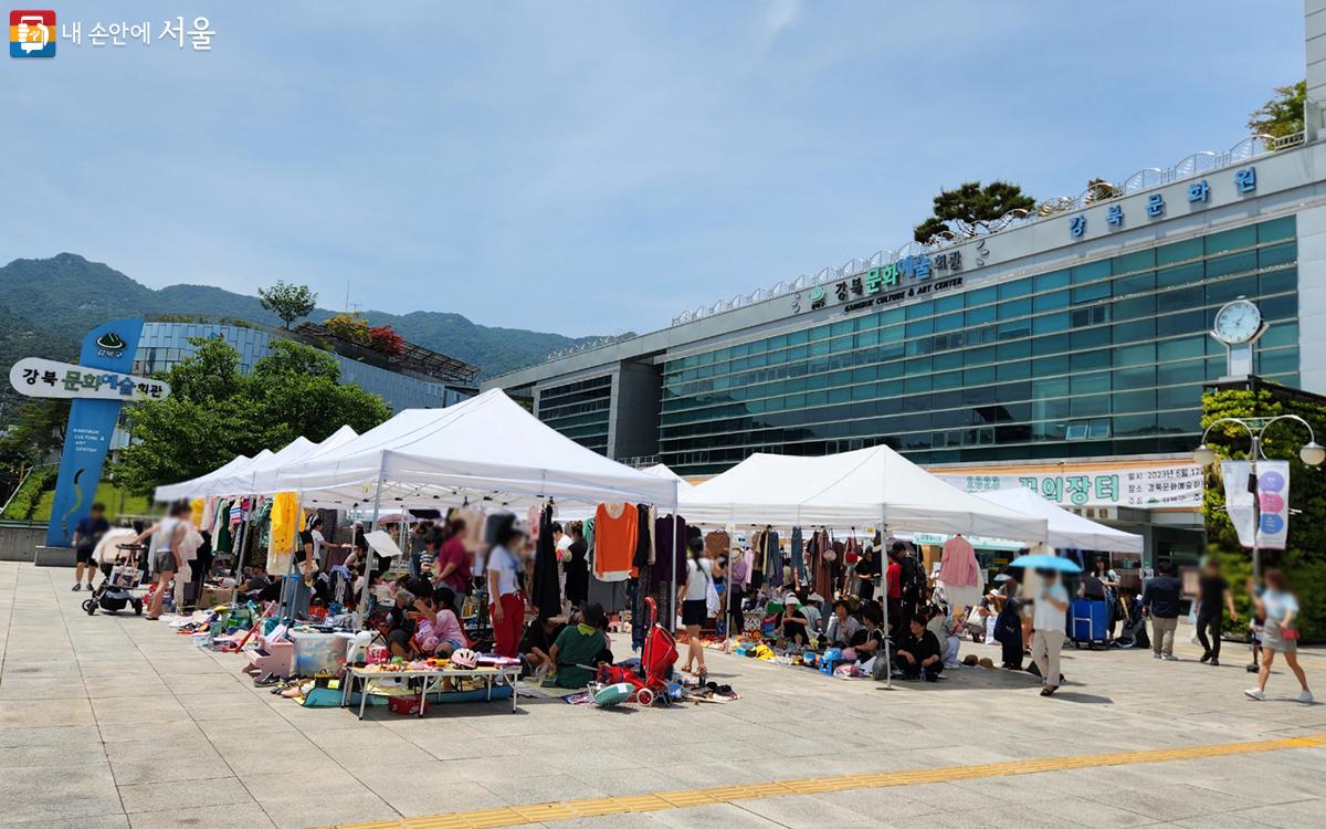 강북문화예술회관 앞마당에 '꿈의 장터'가 열렸다. ⓒ김미선