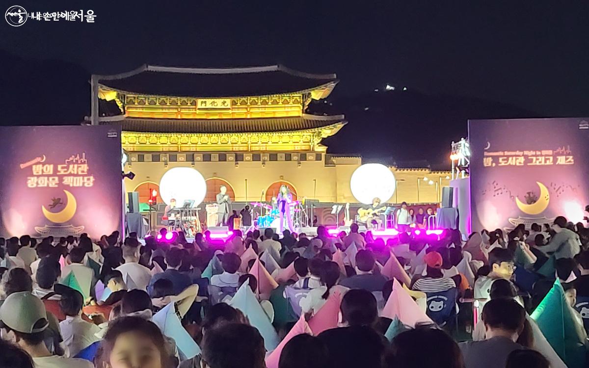 광화문 육조마당에서 펼쳐진 재즈 공연에 '브라보'를 외치며 즐거워 하는 시민들 ⓒ김경희