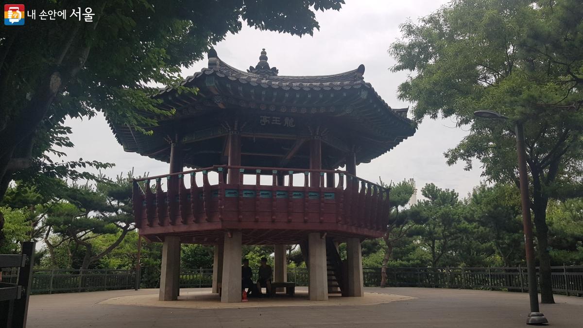 용왕정은 서울 정도 600년을 기념하여 1994년에 지어진 팔각형 정자로 전망이 뛰어난 명소다. ©박분