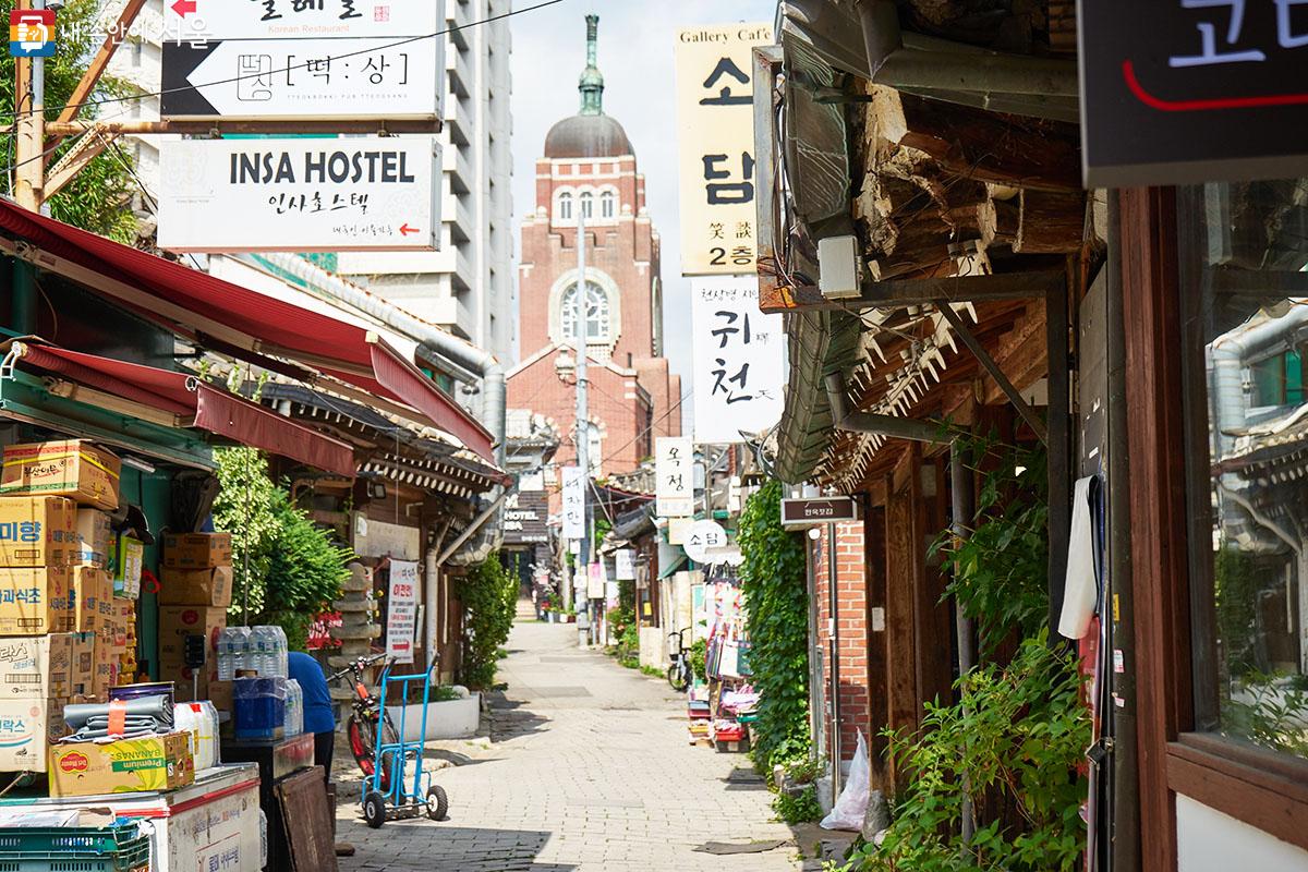 인사동은 서울을 대표하는 관광명소 중의 한 곳이다. 인사동의 매력은 대로변과 안쪽의 작은 골목길 모두에 있다. ⓒ이정규