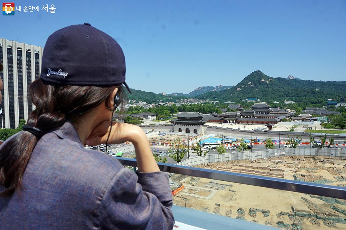 대한민국역사박물관 8층 옥상에 올라가 의정부지를 관망하고 있는 시민 모습 ⓒ김윤경