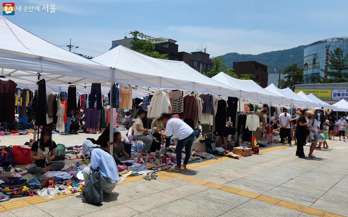 주민들이 중고물품 속에서 필요한 물건을 찾는다. ⓒ김미선