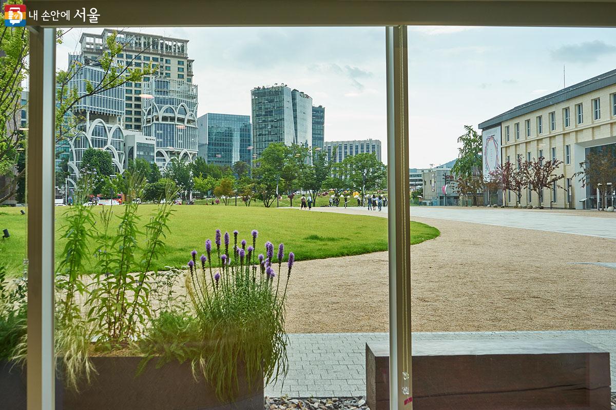 서울공예박물관 창밖으로 보이는 풍경도 근사하고 평화롭다. ⓒ이정규