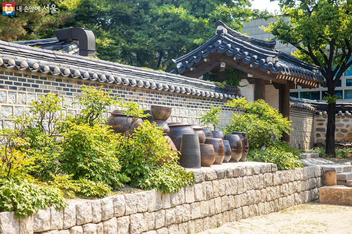 아궁이, 장독대, 대청마루 등 금방이라도 한옥에 살고 있는 옛 사람들이 나타날 것만 같다. ©임중빈