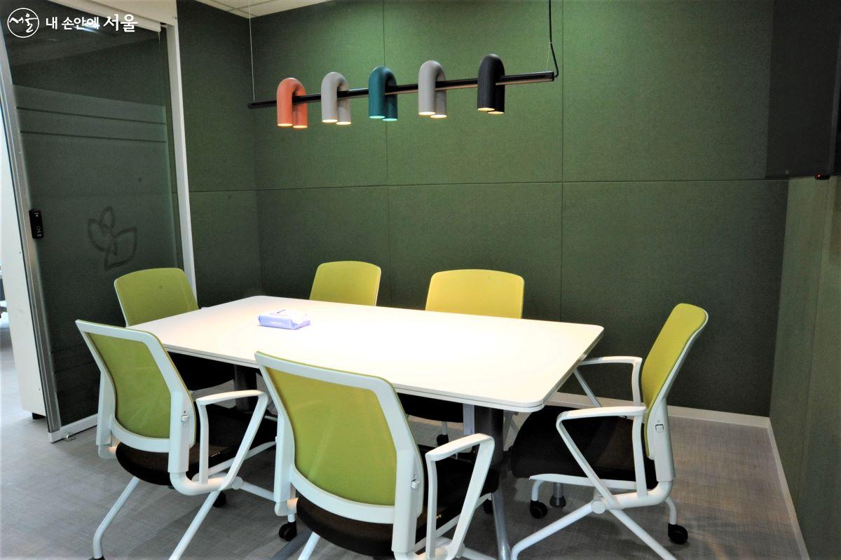 회의실, 상담실, ‘잡 코디 룸’ 등으로 쓰이는 다용도 공간 ⓒ조수봉
