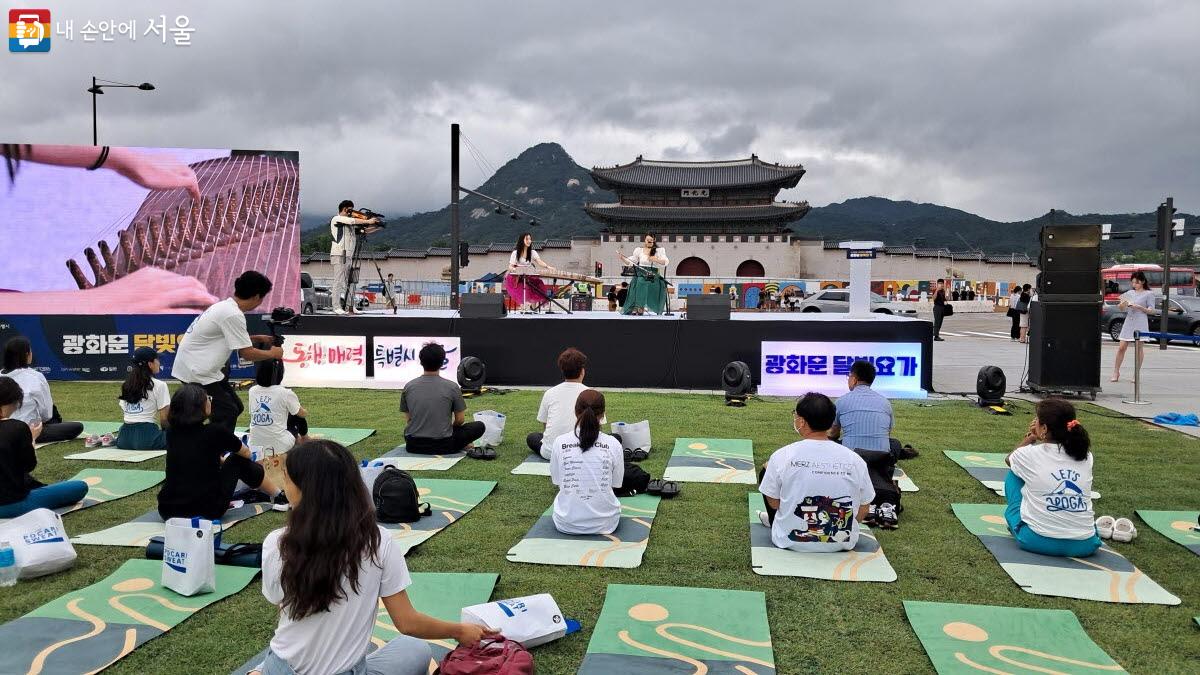 퓨전 국악밴드 ‘별하’의 연주가 ‘광화문 달빛요가’의 문을 열었다. ⓒ이선미  