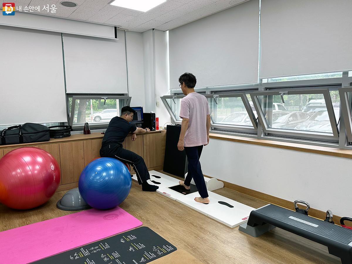 발의 모양과 기능을 측정하는 족저압검사는 걸음걸이 습관 및 체형 균형을 짐작할 수 있다. ©김수정 