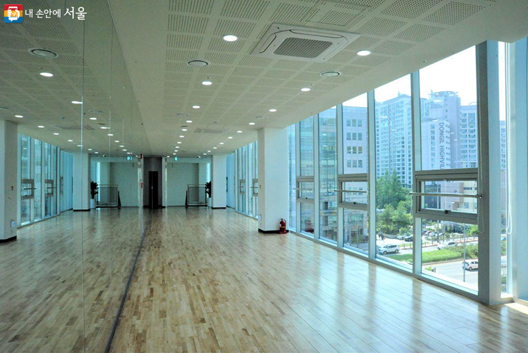 4층 통로를 이용해 설치한 ‘댄스 스퀘어’는 연습 및 휴식 공간으로 활용된다. ©조수봉