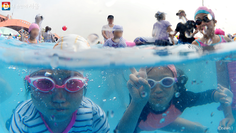 서울시는 6월 23일부터 8월 20일까지 한강 야외수영장과 물놀이장을 운영한다.