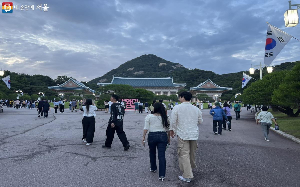 정문을 들어서면 북악산 아래 본관과 대정원이 한눈에 들어온다. ⓒ박지영