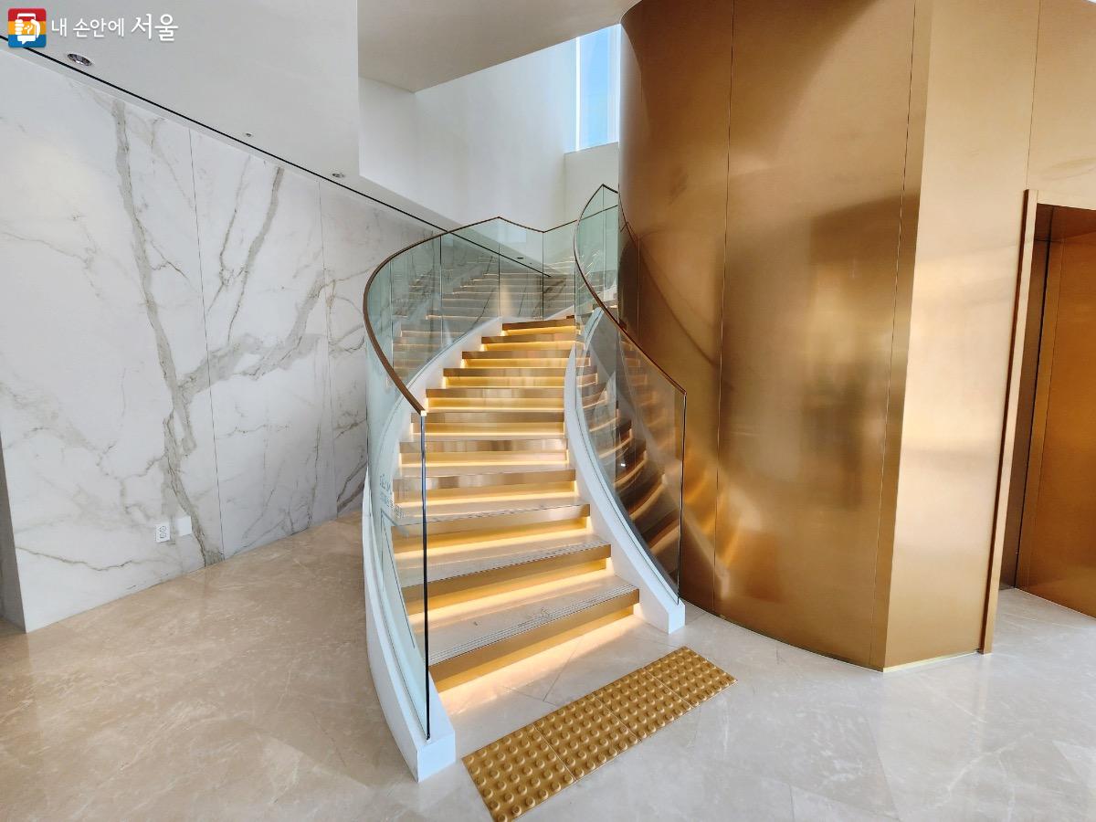 마포역 호텔나루 로비를 지나 '마포나루 스페이스'로 들어서는 계단 Ⓒ김은주