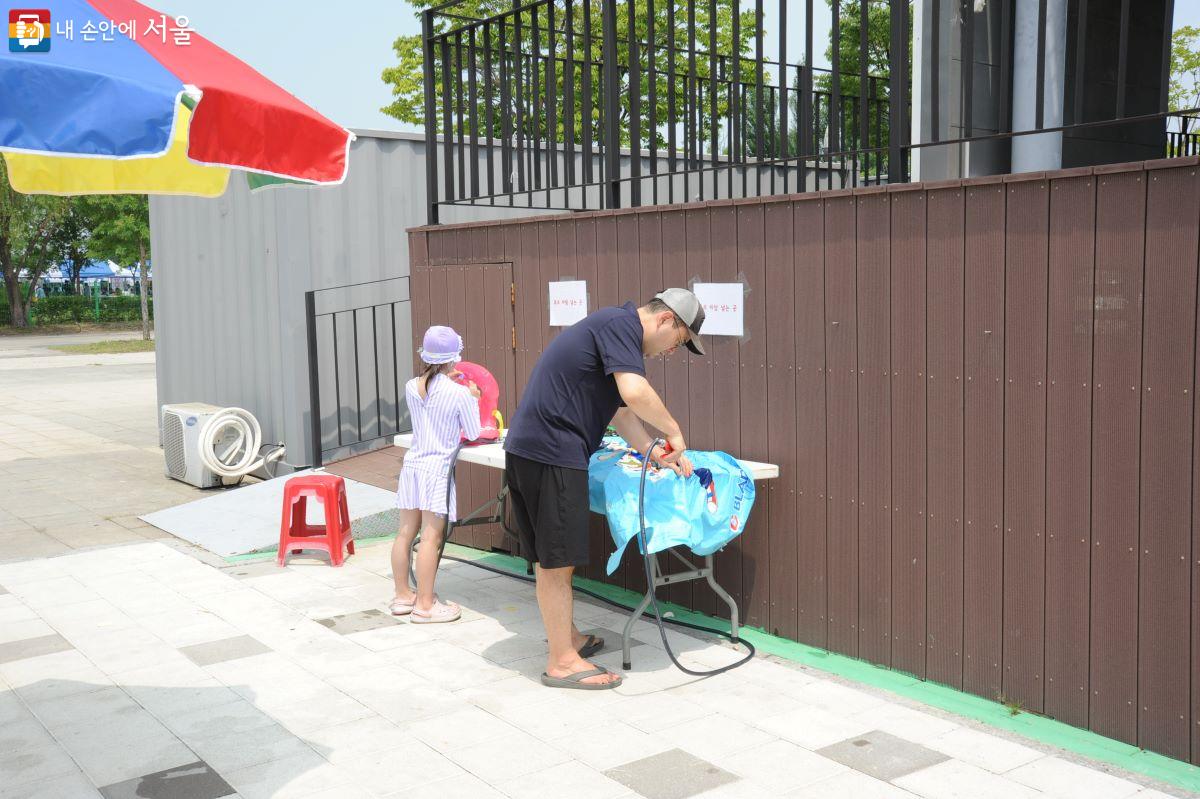 물놀이 시설에는 튜브에 공기를 주입할 수 있는 장비가 설치됐다. ⓒ조수봉