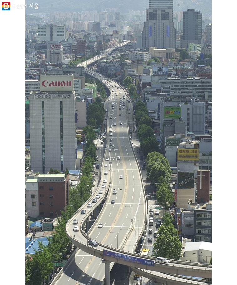 청계천 고가도로를 철거하고 하천을 되살리는 '청계천 복원공사'가 2003년 7월 1일부터 시작된다. 