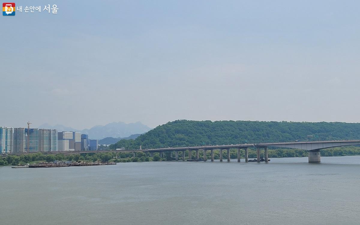 구암공원 앞 한강변에서 바라본 한강 ⓒ권연주