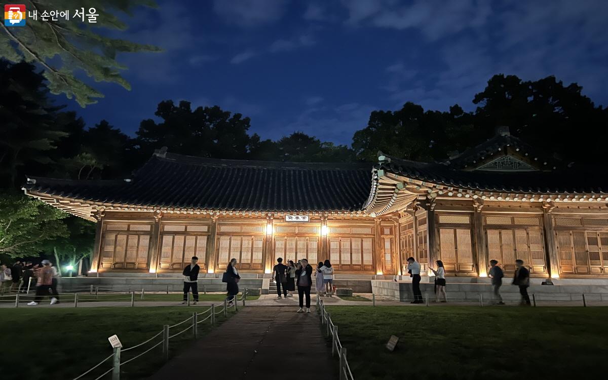 멋스러운 상춘재의 한옥에 조명이 덧대어지니, 어떤 건축물보다도 우아했다. ⓒ박지영 