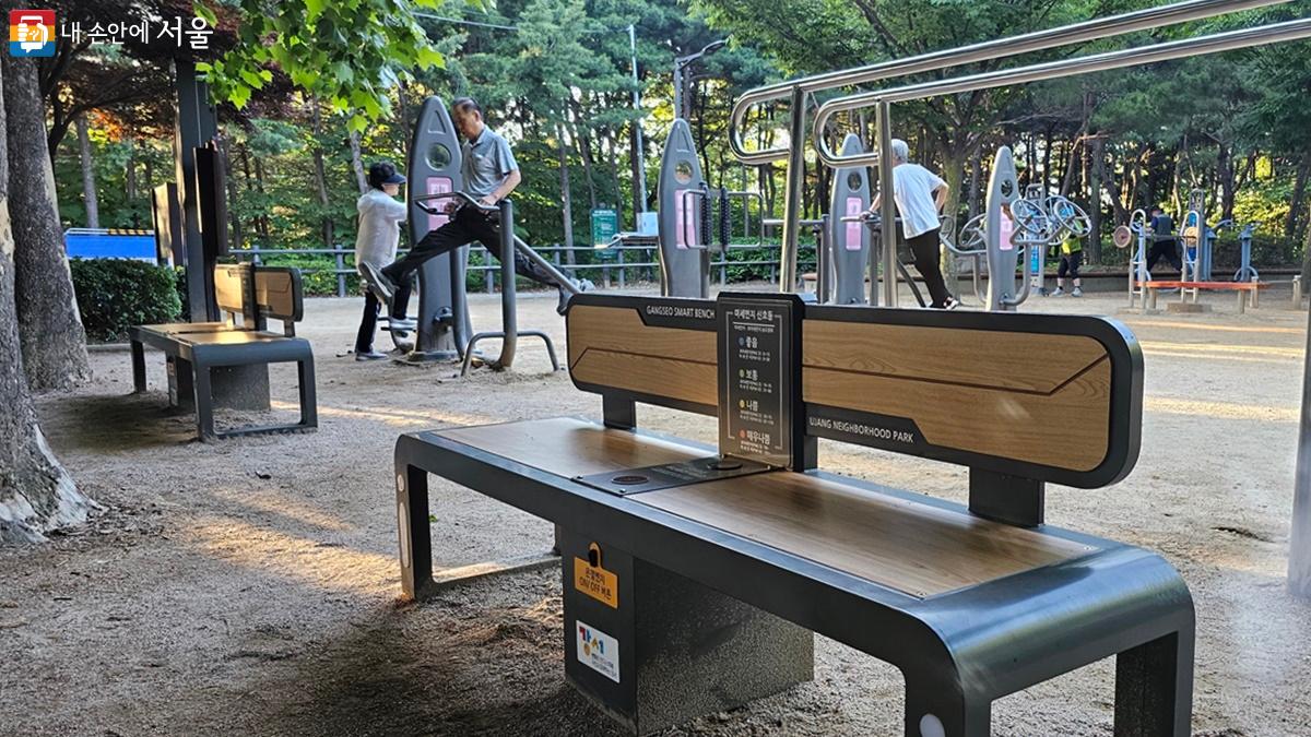 디지털 운동기구들로 변신한 우장산 근린공원 정상에서 아침 운동 중인 시민들 Ⓒ최용수