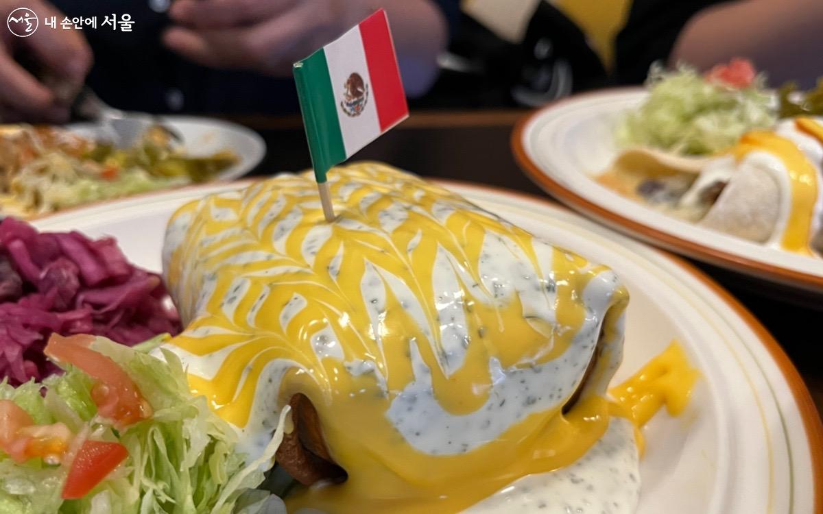 합마르뜨 ‘멕시코식당’의 대표 메뉴인 치미창가 ⓒ유지선