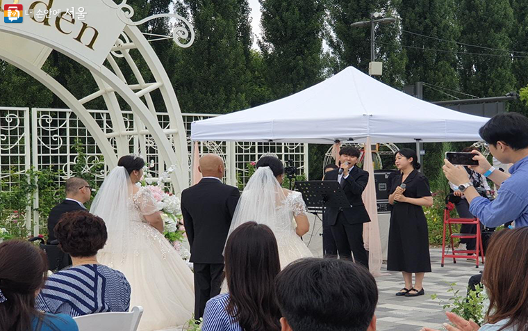 가수 하울의 축가 '사랑할까요~'로 공원의 분위기도 장밋빛으로 물들었다. ©최윤정