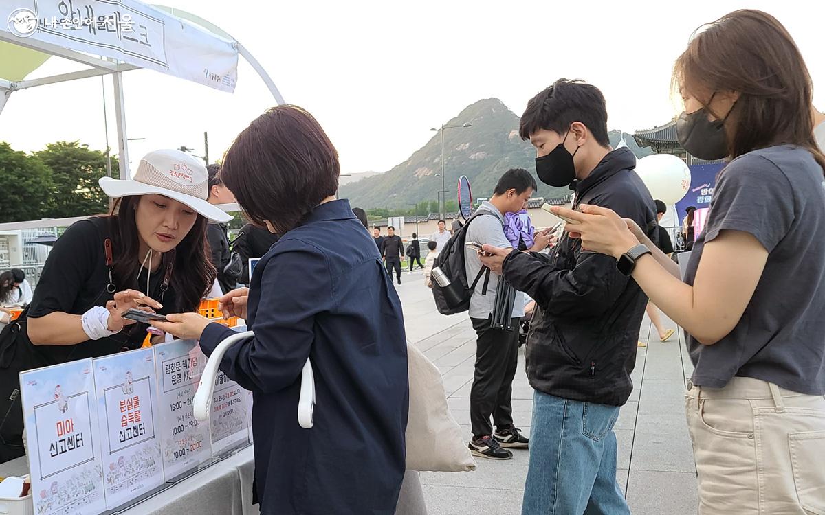 해가 뉘엿뉘엿 넘어갈 즈음, 독서등을 대여하려는 시민들의 발길이 안내 부스 앞에 이어졌다. ⓒ김경희