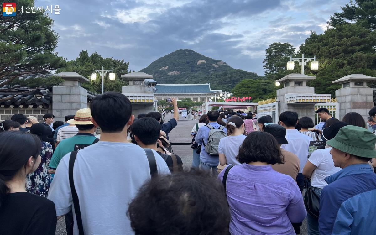 '청와대 밤의 산책' 프로그램에 사전 예약을 마친 관람객들이 정문 입구로 들어서고 있다. ⓒ박지영