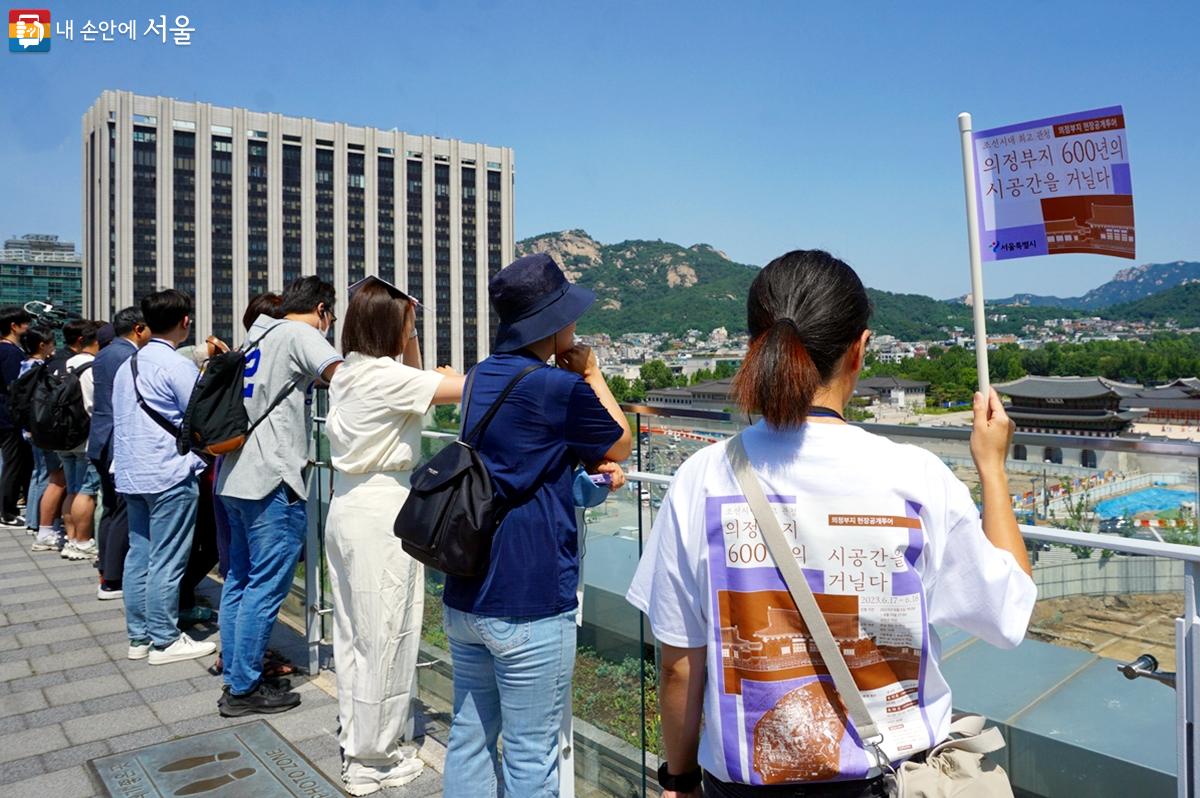 의정부지를 바라보며 해설을 듣고 있는 참가자들 ⓒ김윤경