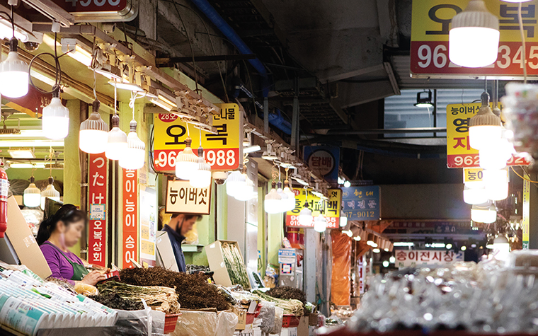 레트로 감성 맛집 가득! 신흥 핫플로 떠오른 '경동시장'