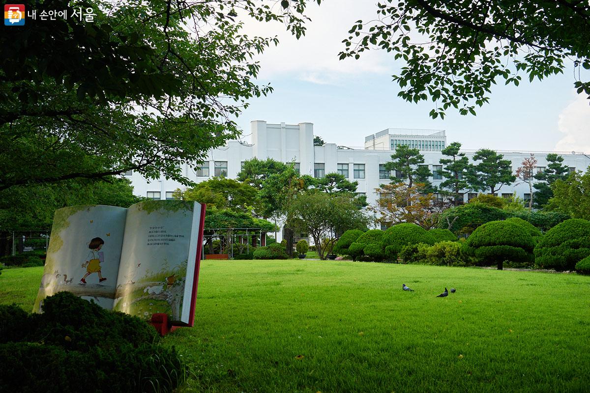 정독도서관은 옛 경기고등학교 건물(1938년)을 활용하여 1977년 개관한 도서관이다. 정독도서관 터는 1900년 고종황제 칙령에 의해 우리나라 최초의 관립중등학교가 건립된 중등교육 발상지이다. ⓒ이정규