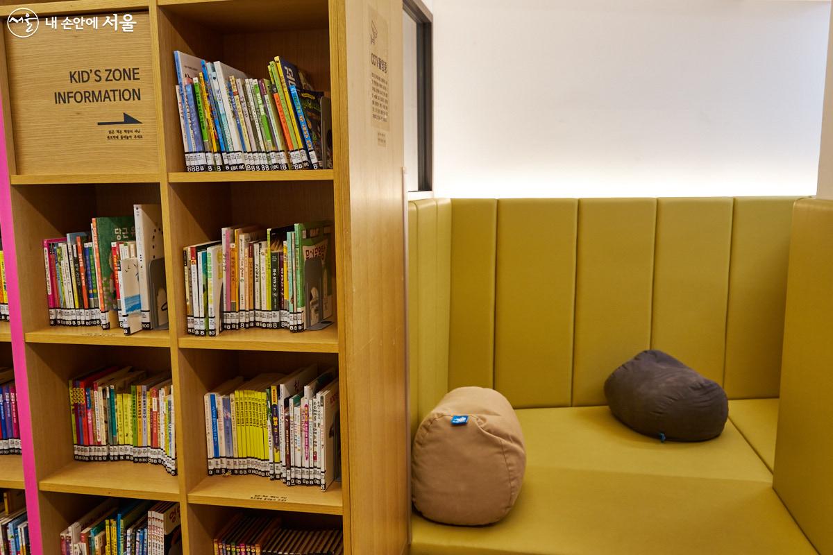 아동 도서 코너와 함께 아이들이 좋아할 법한 키즈존 독서공간도 마련되어 있다. ⓒ이정규