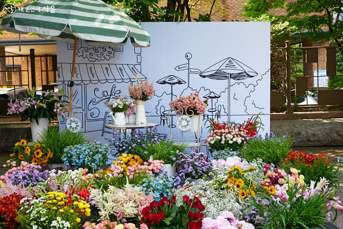 ‘선유놀음’ 축제장에는 화려한 꽃으로 장식된 포토존이 마련되어 많은 인기를 끌었다. 촬영한 사진은 바로 옆의 키오스크에서 출력도 할 수 있었다. 포토존의 꽃은 축제 마지막 날 방문객들에게 선물로 증정되었다. ⓒ이정규