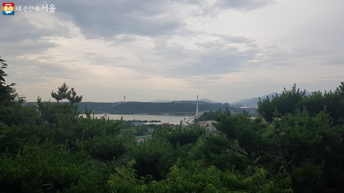 용왕정에서 상암동 하늘공원과 월드컵대교가 보이는 한강 일대의 풍경을 조망해 볼 수 있다. ©박분 