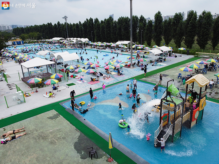 광나루 수영장에는 아이들이 좋아하는 물놀이형 놀이대가 설치되어 있다. 