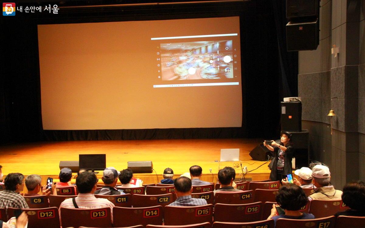 '청춘 인생학당' 디지털교실에서 진행 중인 어르신을 위한 스마트폰 교육 ©엄윤주