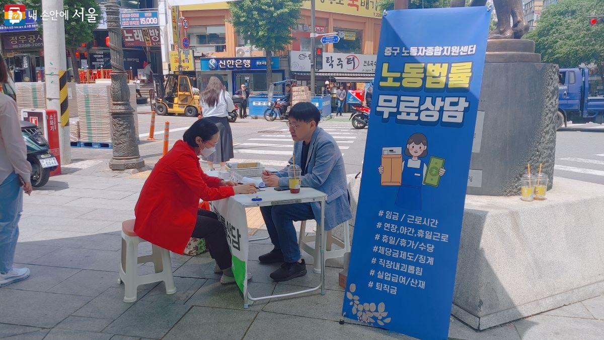 을지로3가역  명보사거리에서 진행된 '찾아가는 노동법률상담' 현장 ⓒ최은영 